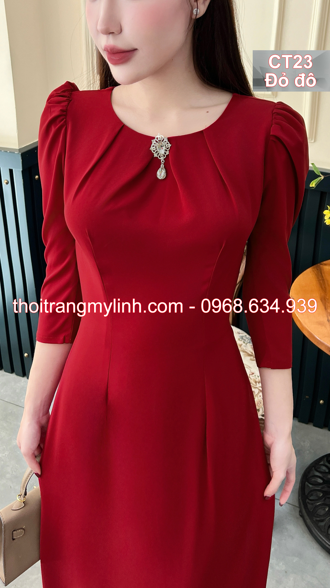 Bộ áo dài cổ tròn xếp li màu đỏ đô